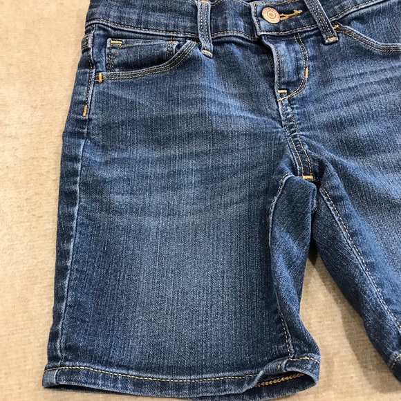 Old Navy Denim Blue Jean Shorts 
Small 6 / 7 Regular 
78% Cotton 20% Polyester - Picture 7 of 10